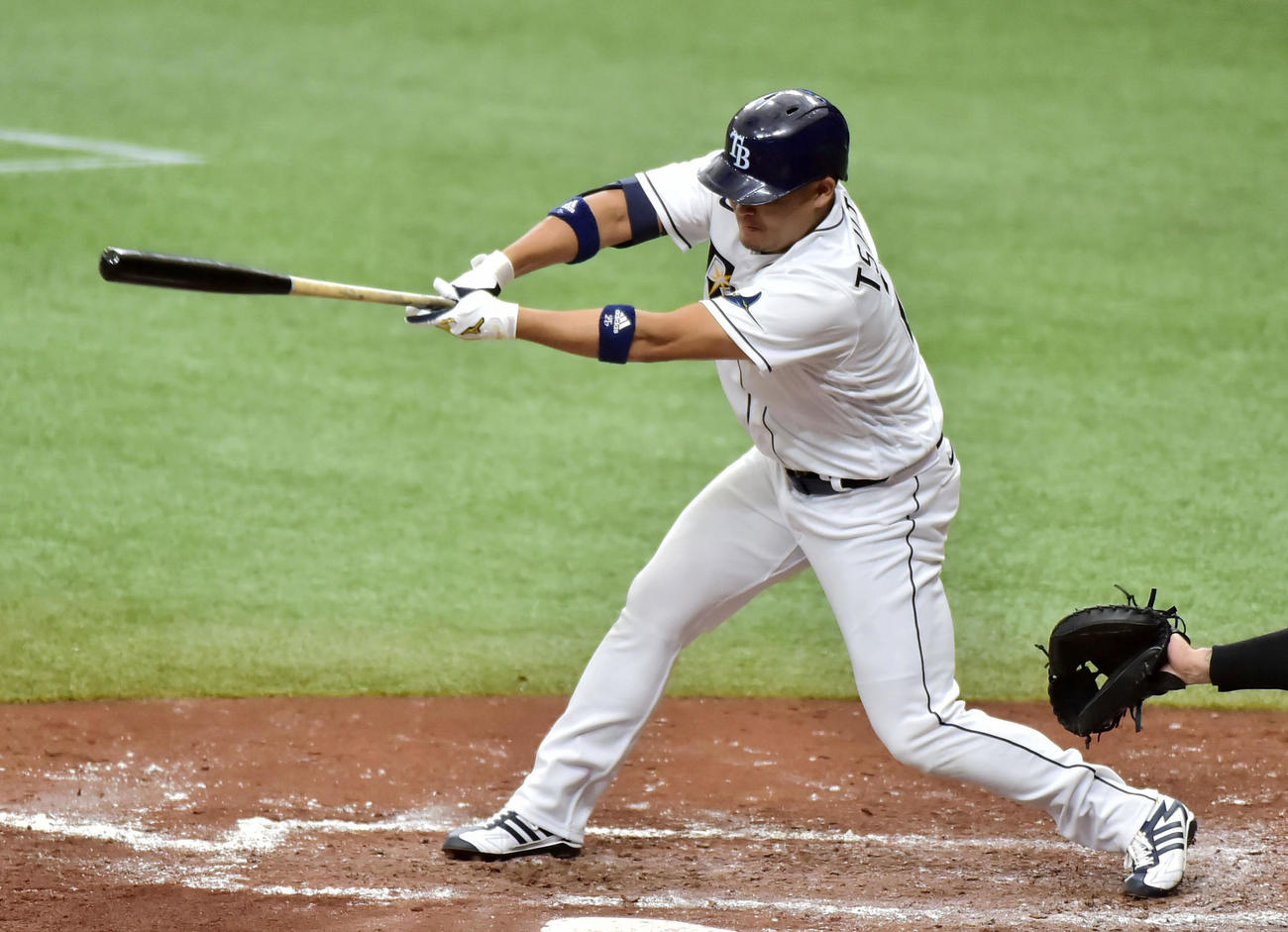 ヤンキース戦の4回、遊撃内野安打を放つレイズ筒香（ゲッティ＝共同）