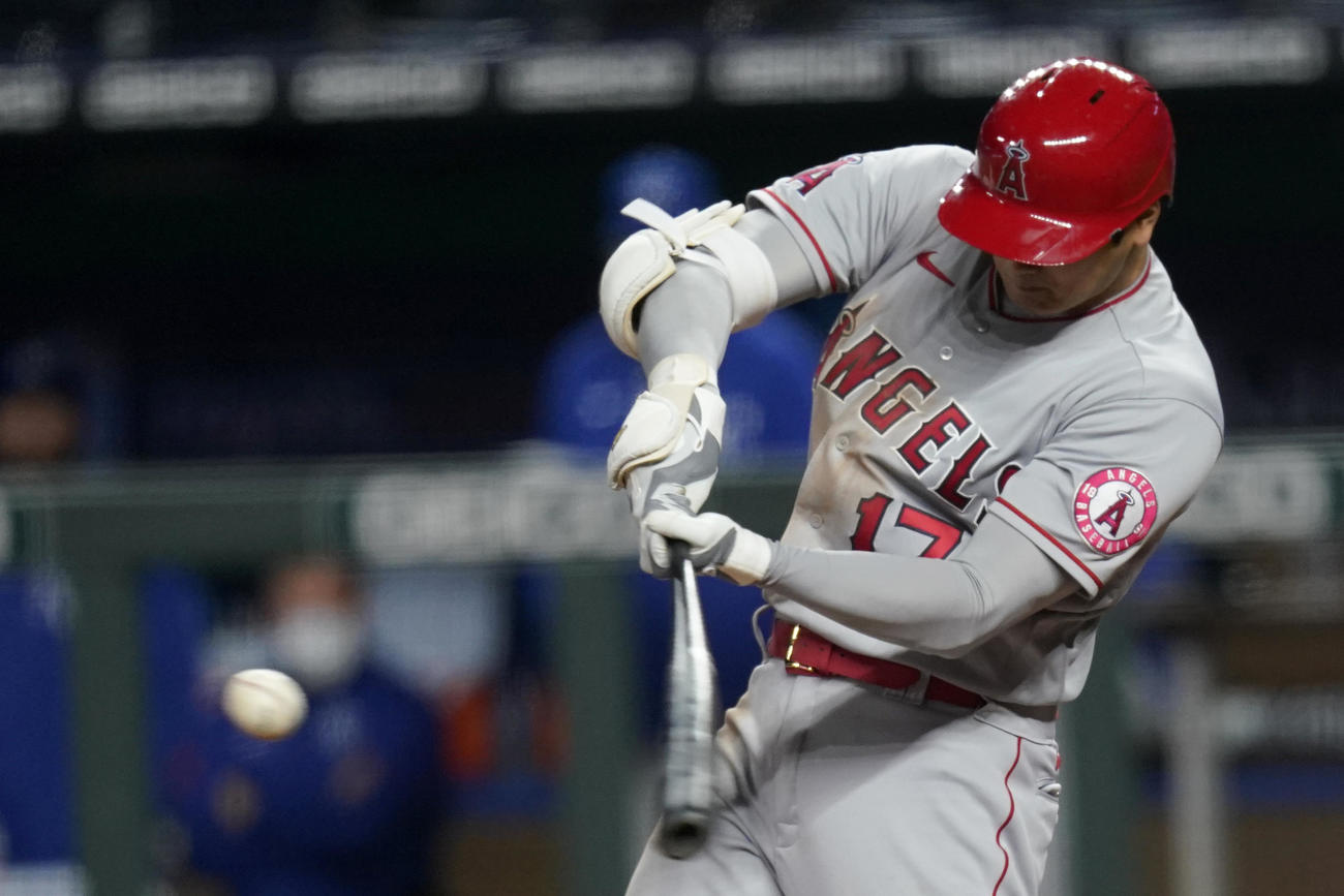 7回、エンゼルス大谷は2点適時二塁打を放つ（AP）
