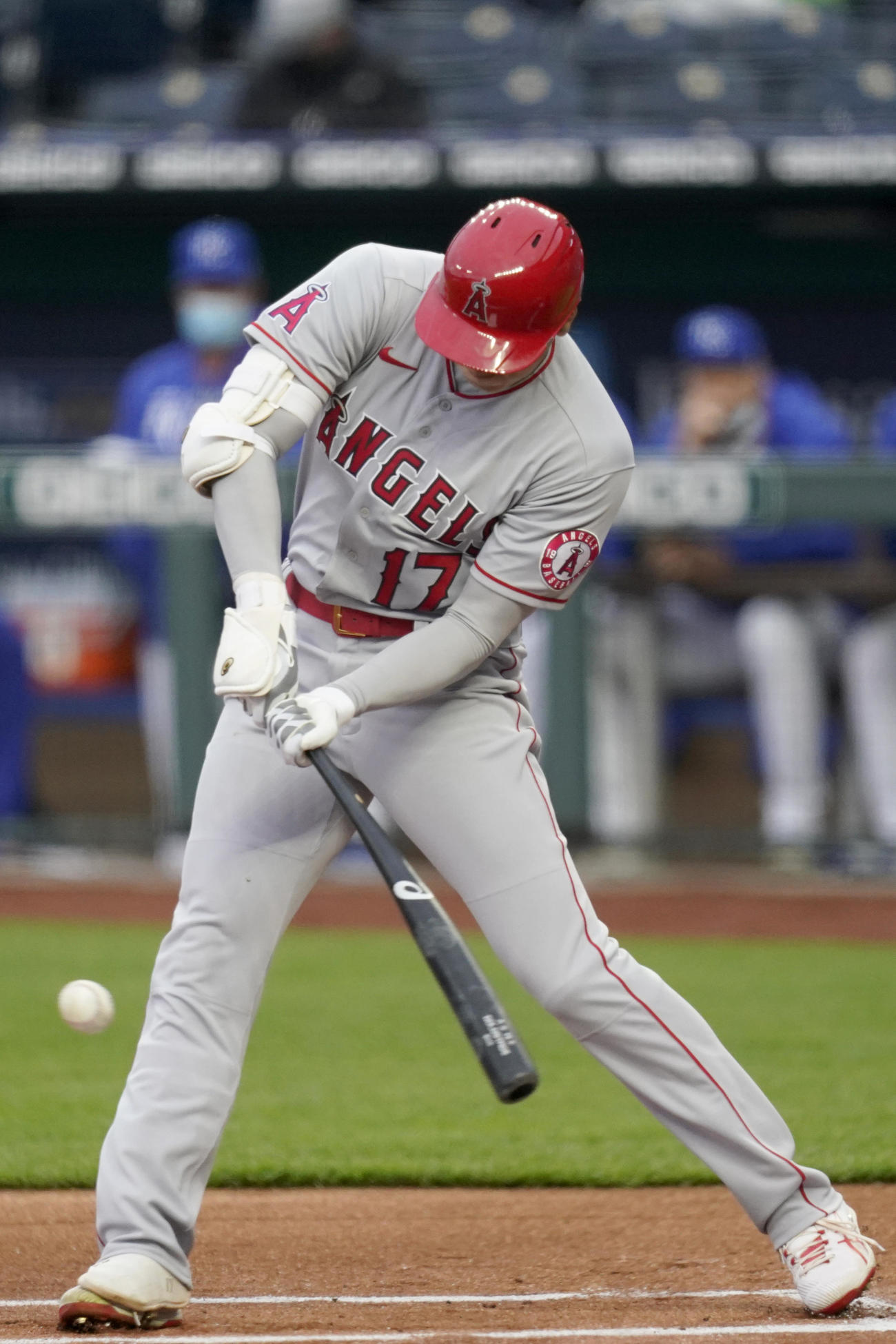第1打席、左前安打を放つエンゼルス大谷（AP）