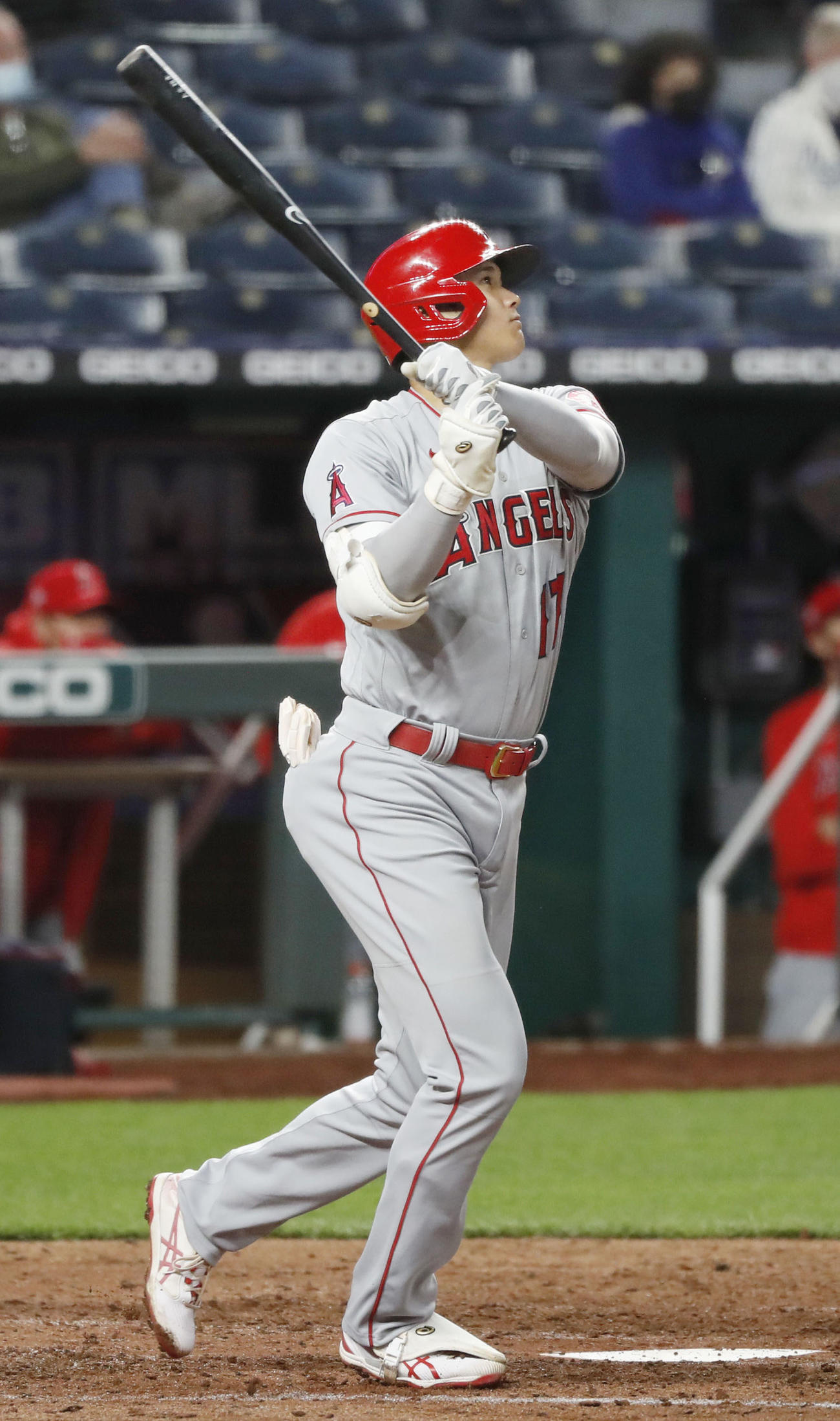 ロイヤルズ戦の5回、本塁打を放つエンゼルス大谷（共同）