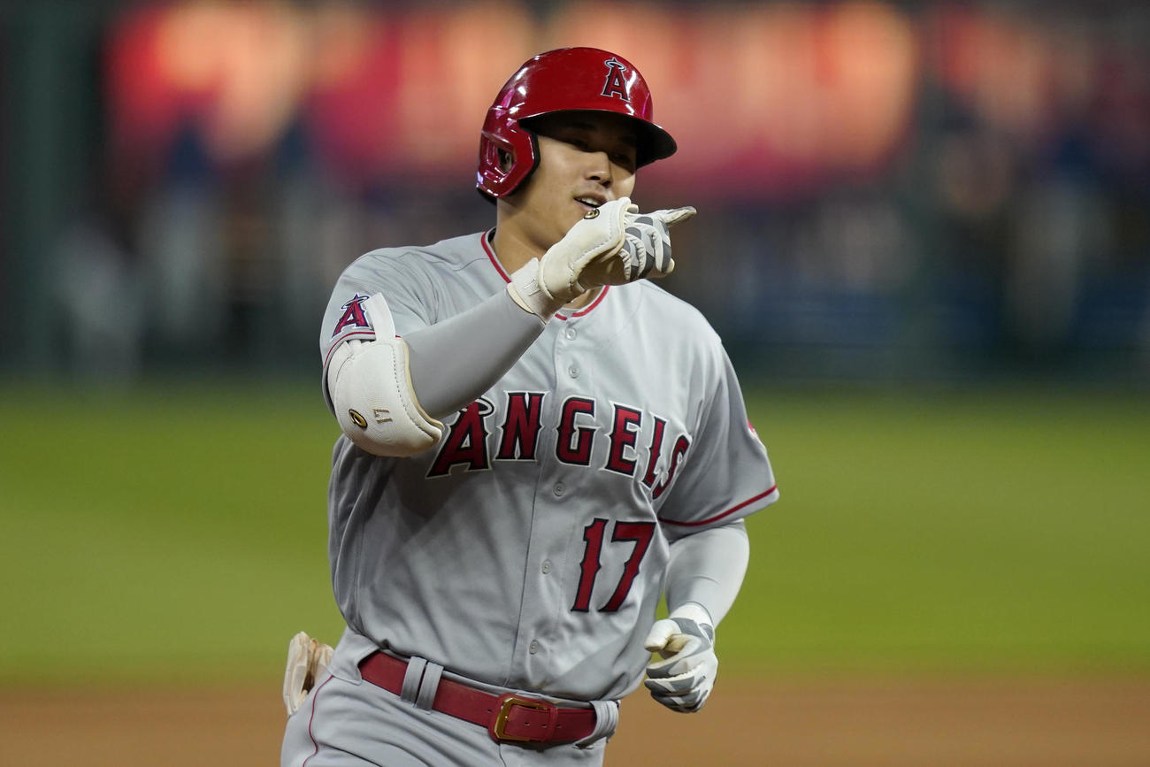 5回、4号ソロを放った大谷（AP）