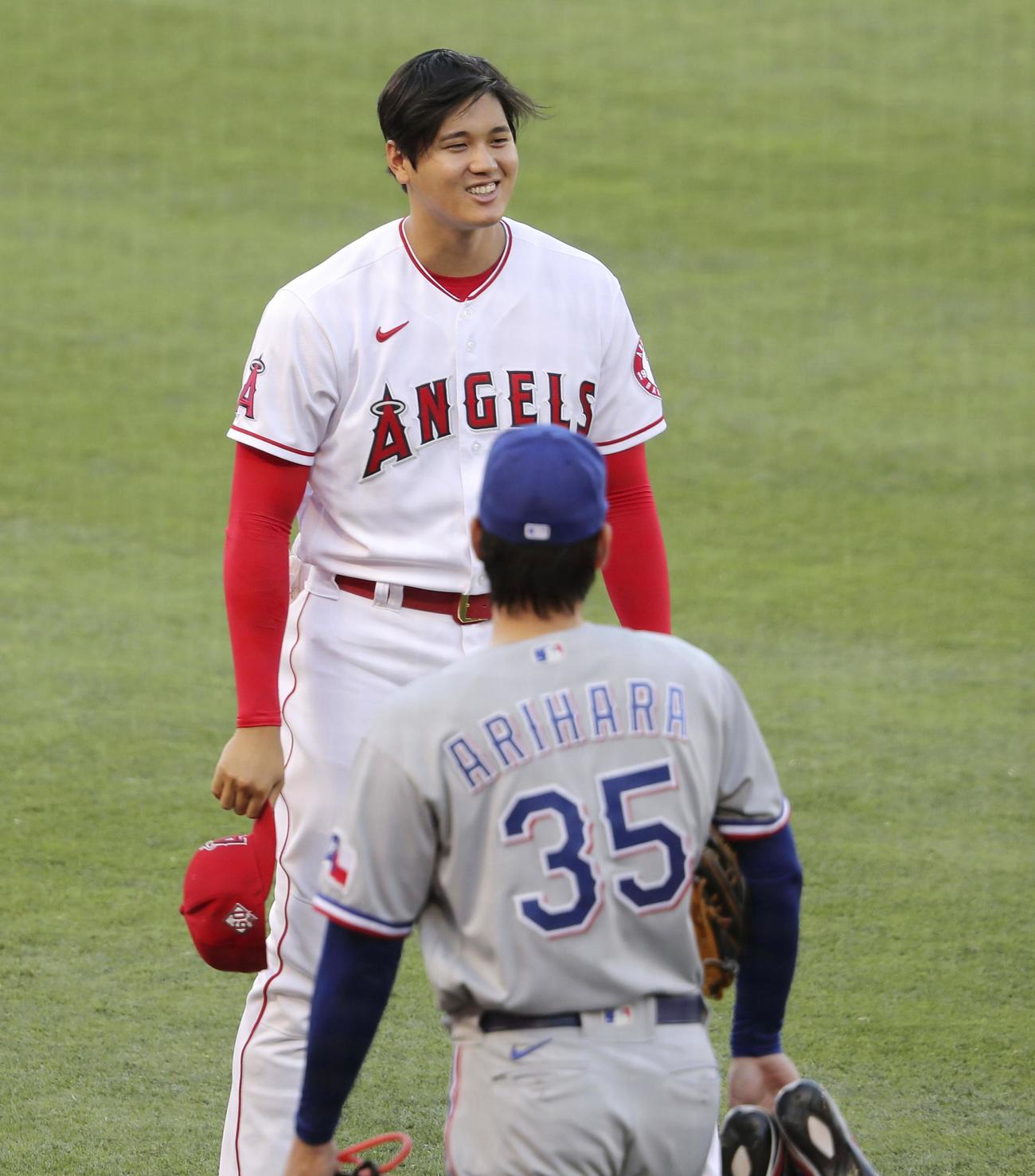 試合前、レンジャーズ有原（手前）と言葉を交わすエンゼルス大谷（共同）