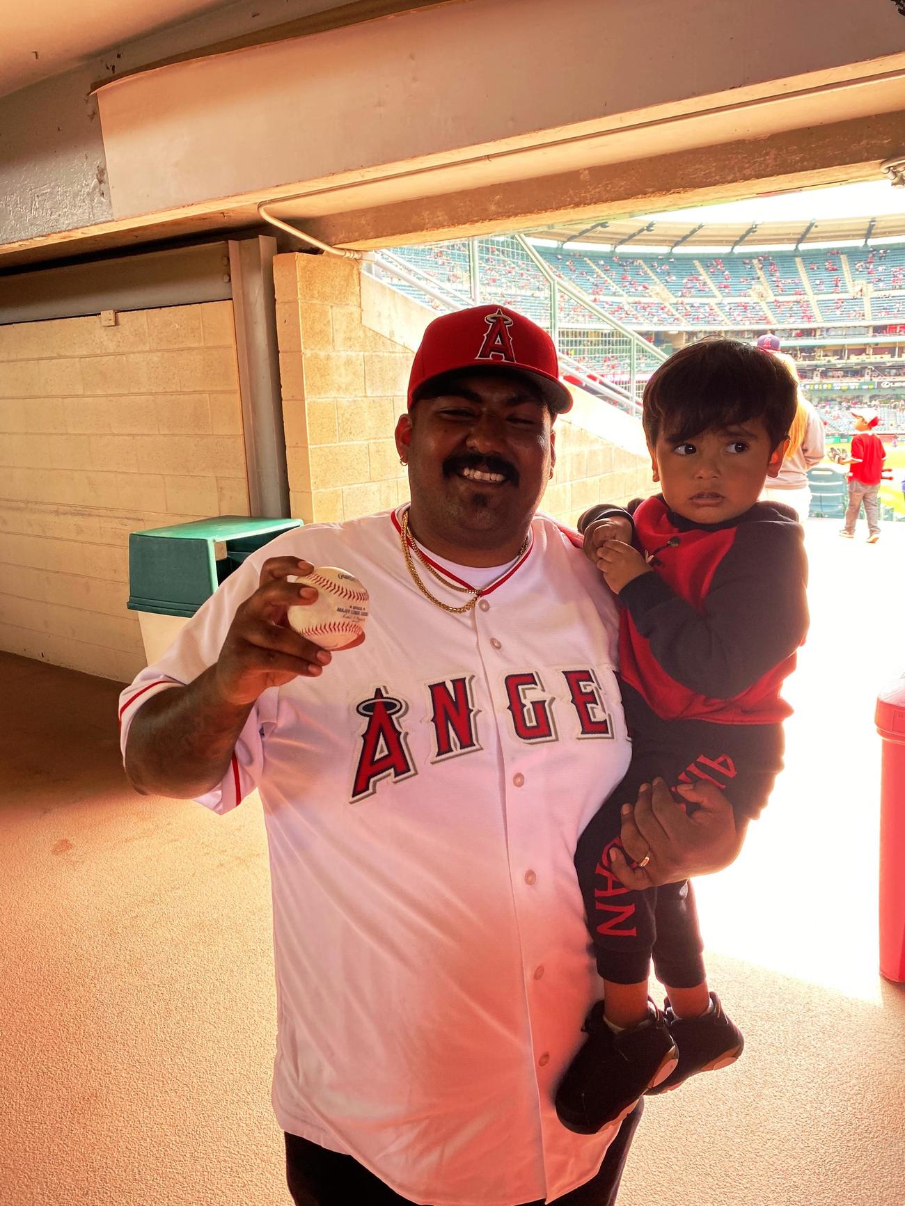 エンゼルス大谷の日米通算100号本塁打のボールを手に笑顔を見せるフィゲロアJr．さん（Angels Baseball）