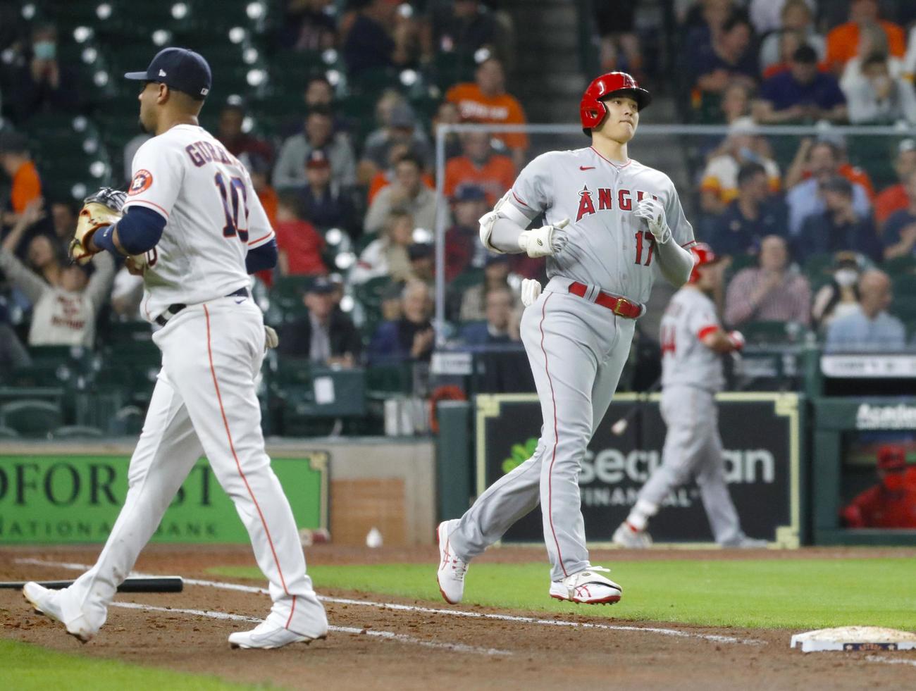 アストロズ戦の5回、一ゴロに倒れたエンゼルス大谷。左は一塁手グリエル（共同）
