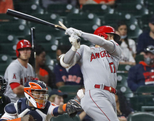 アストロズ戦の7回、バットを折られて遊ゴロだったエンゼルス大谷（共同）