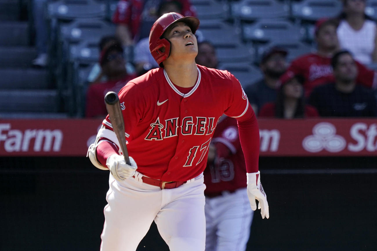 5回、右飛に倒れた大谷（AP）