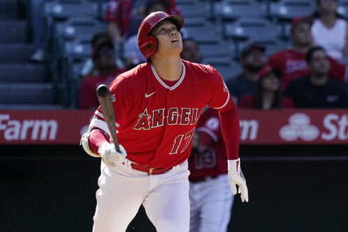 5回、右飛に倒れた大谷（AP）