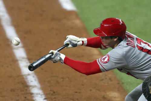 6回、バント安打を決める大谷（AP）