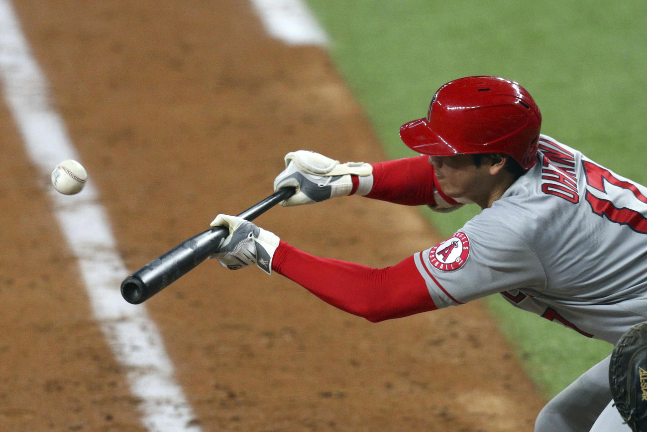 6回、バント安打を決める大谷（AP）