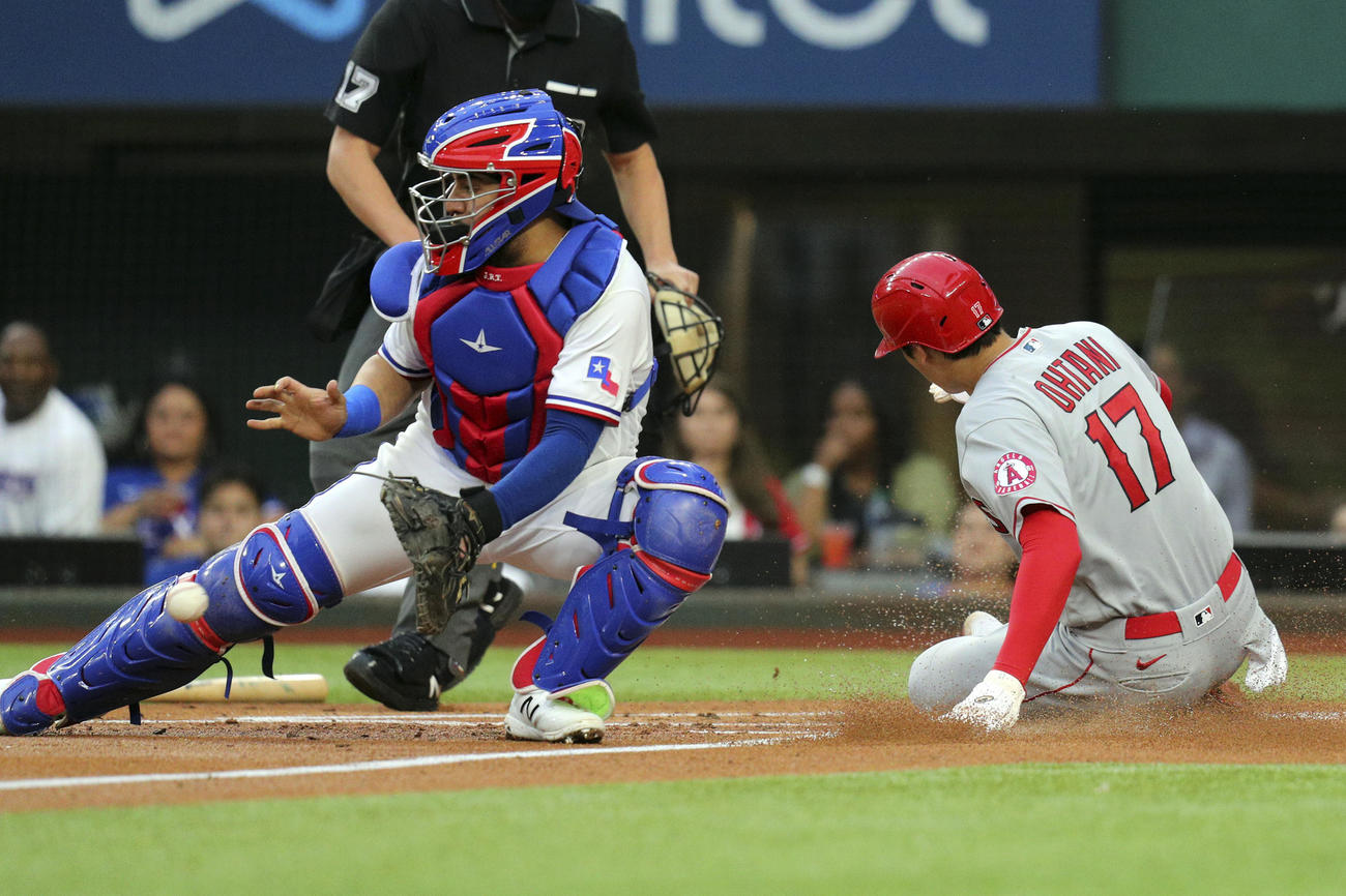 1回、先制のホームを踏む大谷（AP）