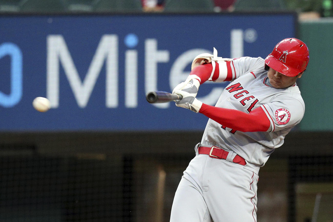 2回、2点適時二塁打を放つ大谷（AP）