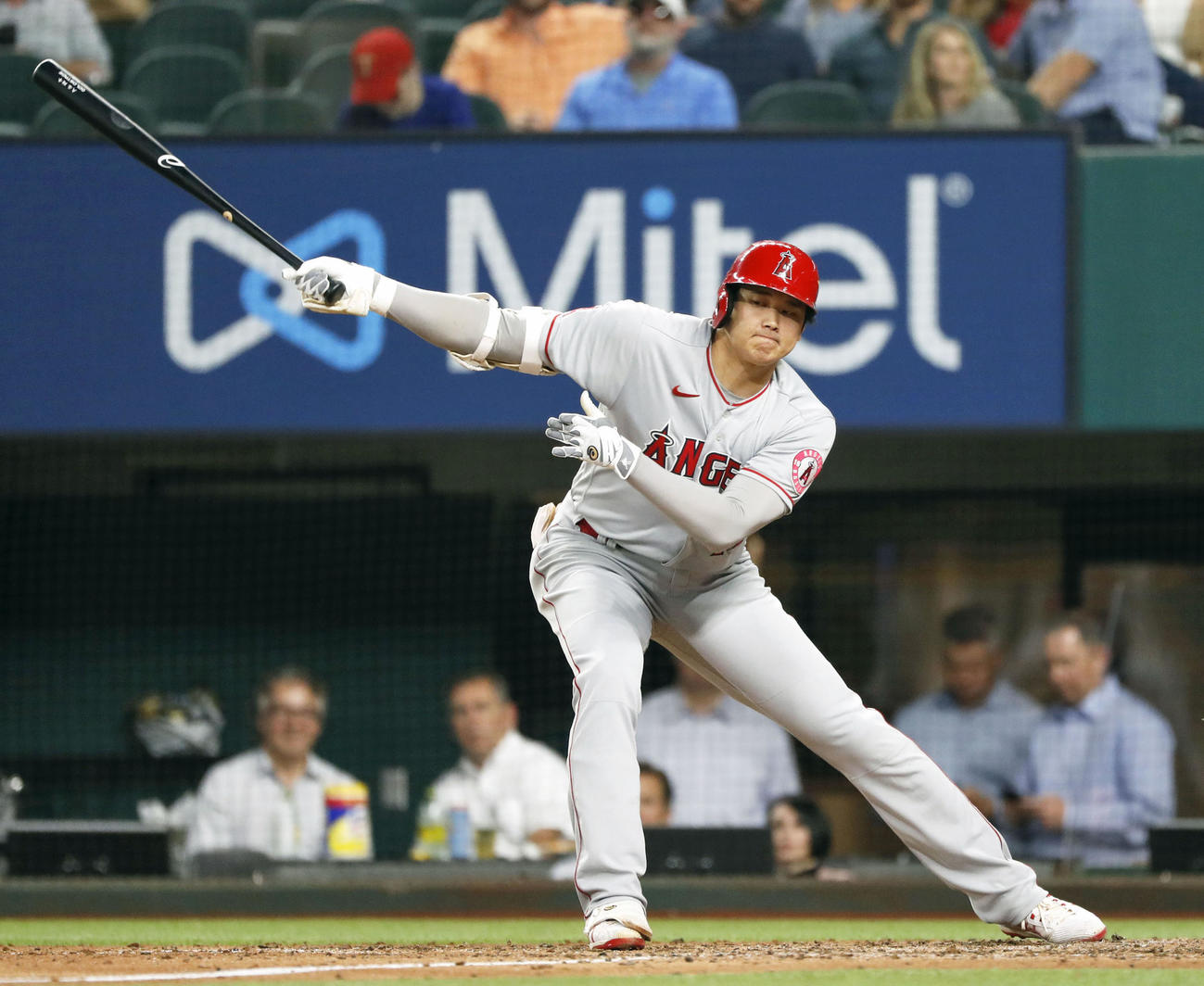 レンジャーズ戦の5回、空振り三振に倒れるエンゼルス大谷（共同）