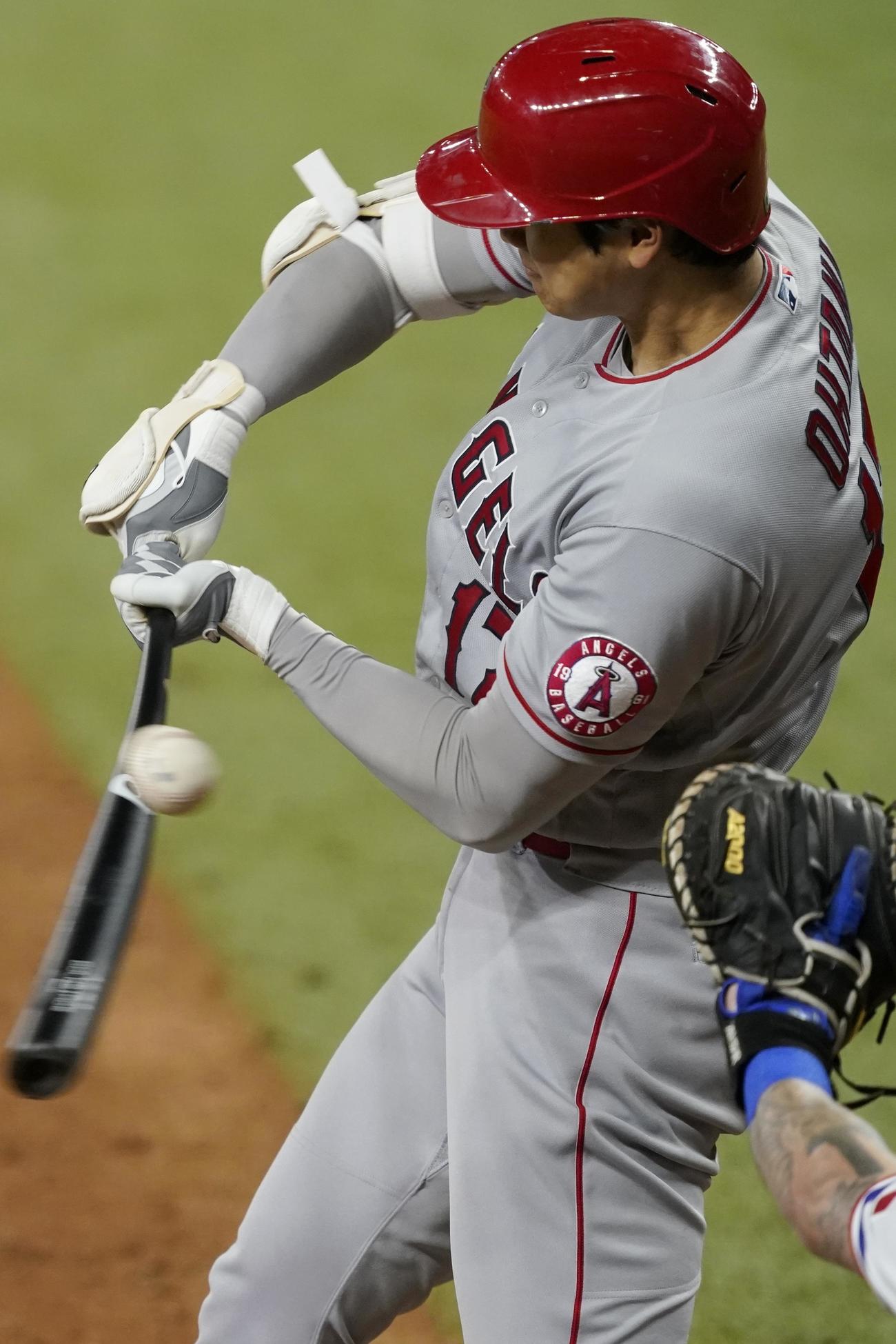 7回、三振に倒れた大谷（AP）