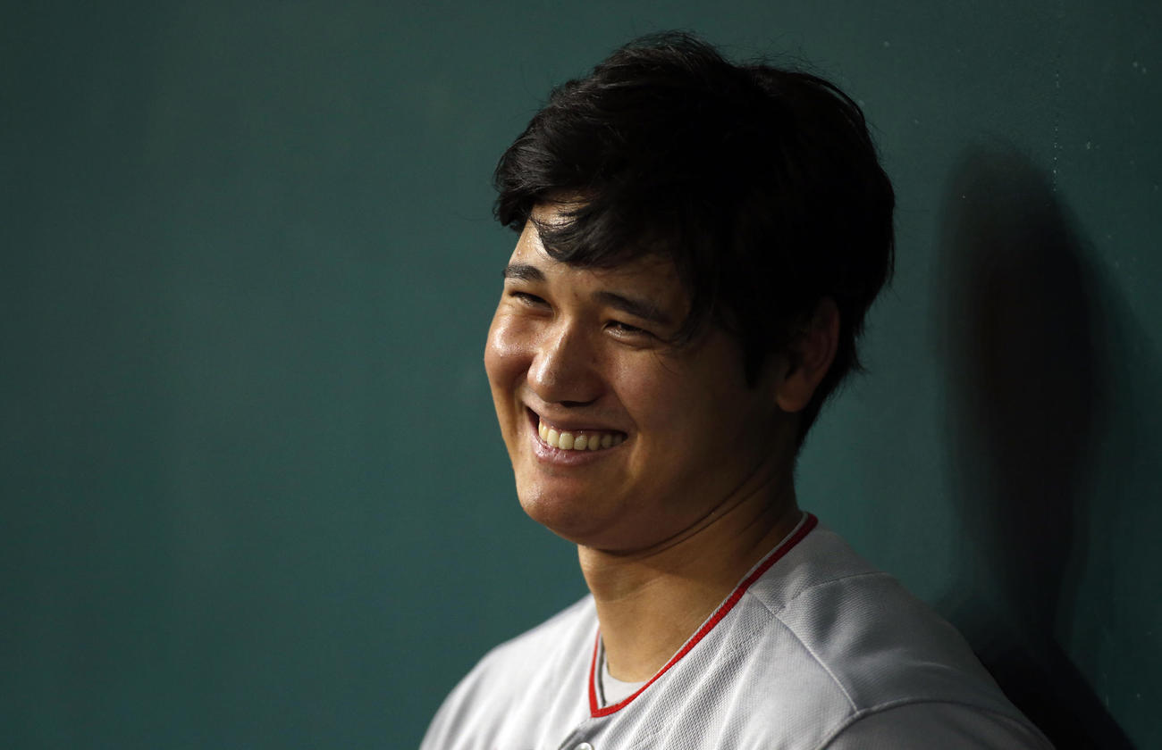 試合中、ベンチで笑顔の大谷（ロイター）