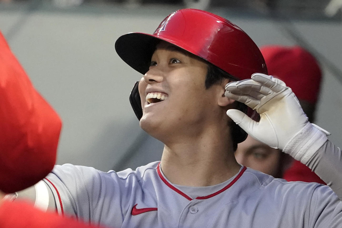 3回、8号ソロを放ちベンチで祝福される大谷（AP）