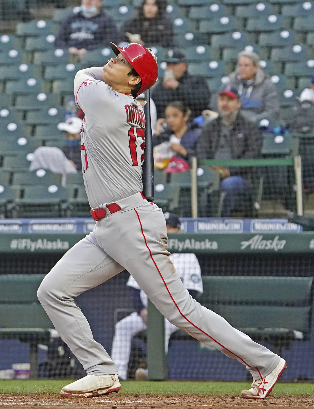 マリナーズ戦の4回、左飛に倒れるエンゼルス大谷（共同）