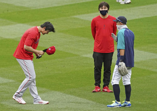 試合前にマリナーズのイチローさん（右）にあいさつするエンゼルス大谷（共同）
