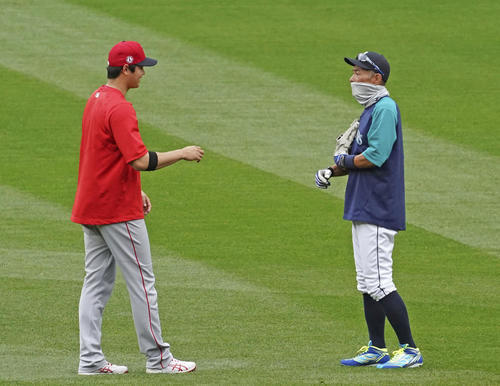 試合前にマリナーズのイチローさん（右）と言葉を交わすエンゼルス大谷（共同）
