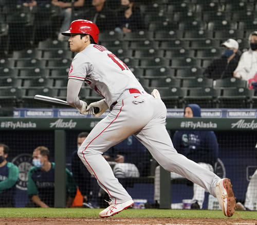 マリナーズ戦の9回、中飛に倒れたエンゼルス大谷（共同）