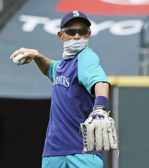 試合前にキャッチボールするマリナーズのイチローさん（共同）