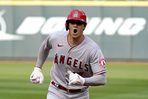 1回、トラウトの本塁打で生還した大谷（AP）