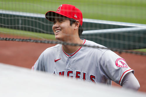 試合前笑顔の大谷（ロイター）