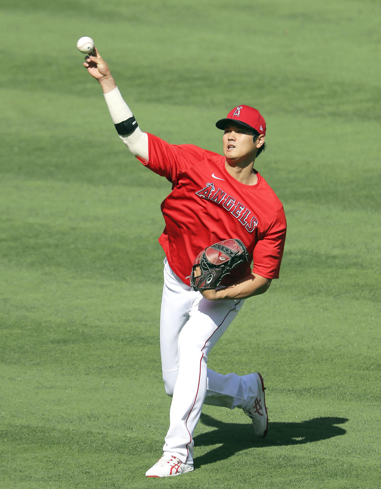 試合前、右肘にサポーターを着けてキャッチボールするエンゼルス大谷（共同）
