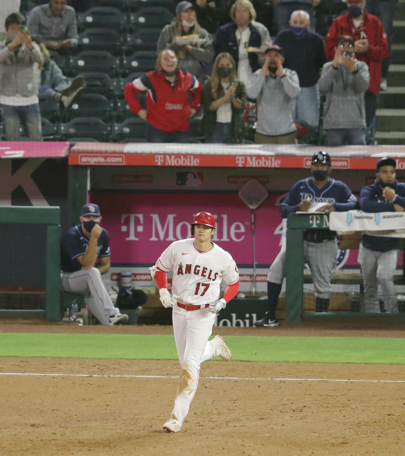 6回、9号2ランを放ち二塁に向かうエンゼルス大谷（共同）