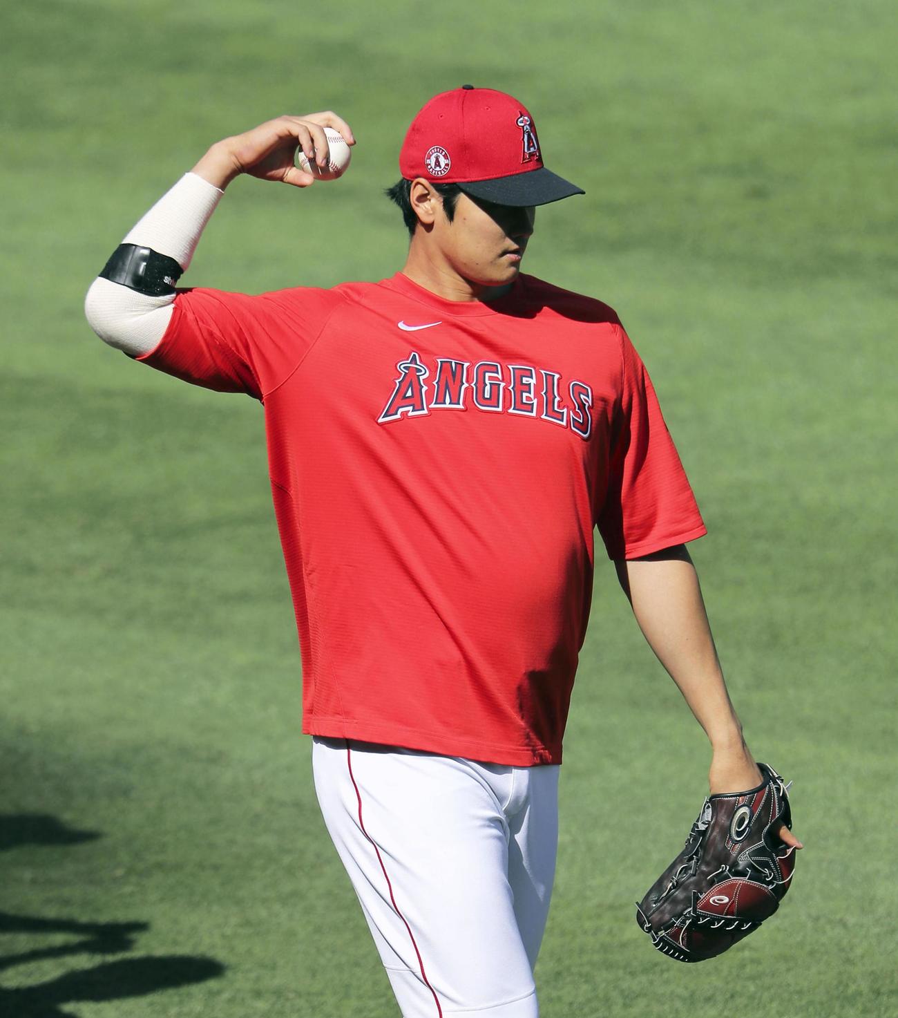 試合前、右肘にサポーターを着けて練習したエンゼルス大谷（共同）