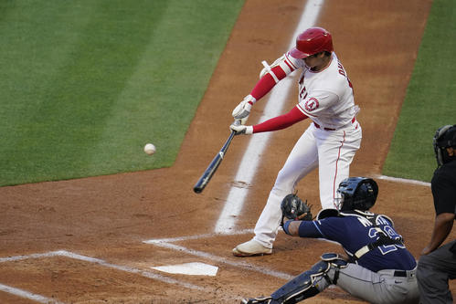 1回、中二塁打を放つエンゼルス大谷（AP）