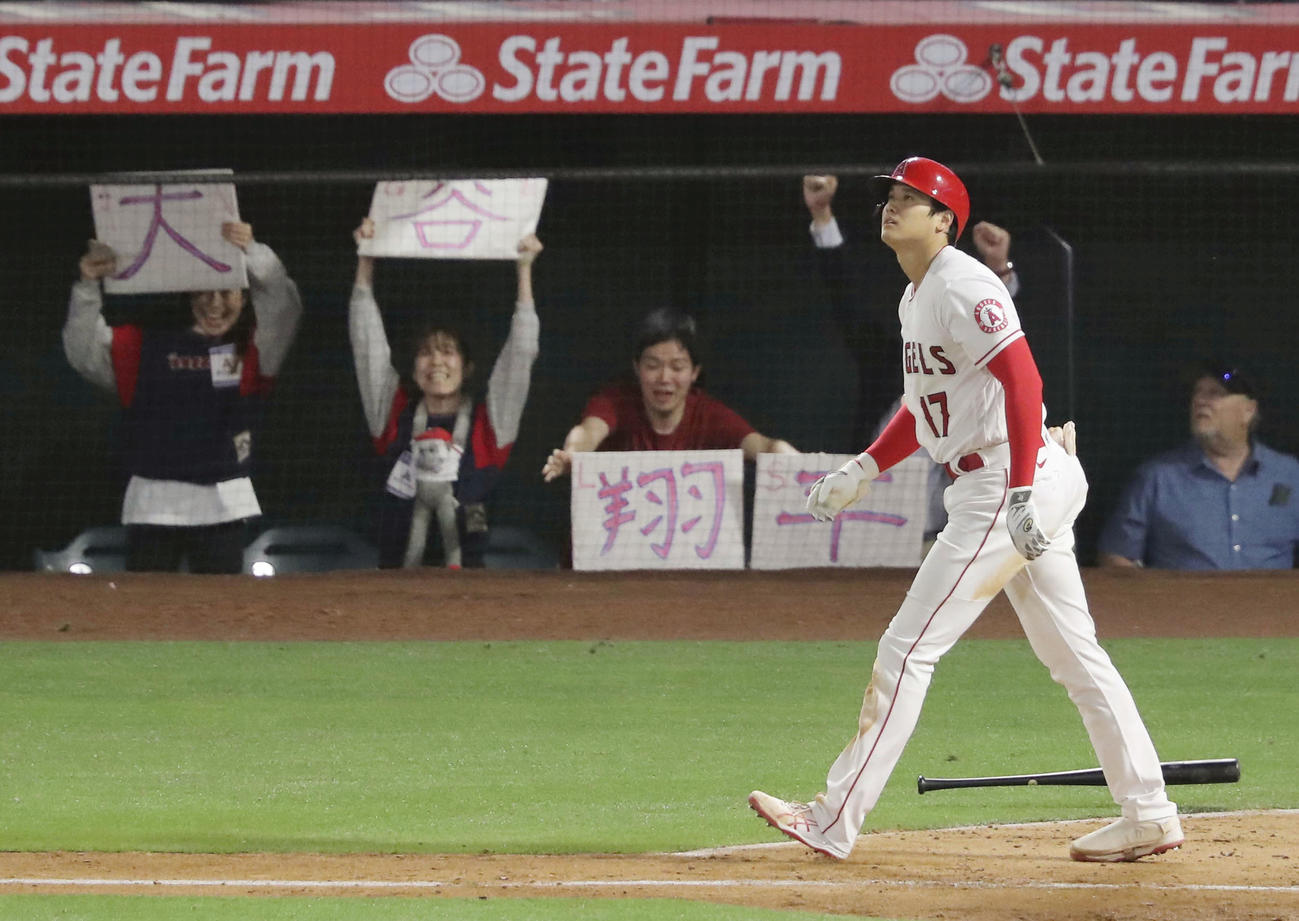6回、9号2ランを放ったエンゼルス大谷。後方はプラカードを掲げ大喜びするファン（共同）