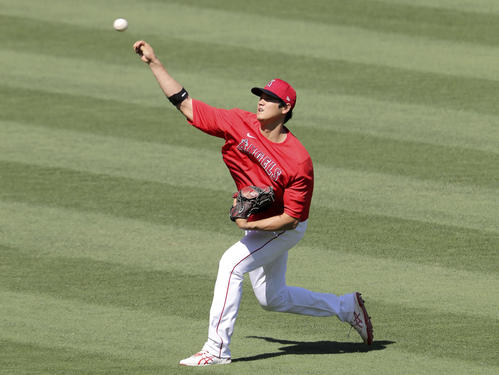 試合前、キャッチボールするエンゼルス大谷(共同)