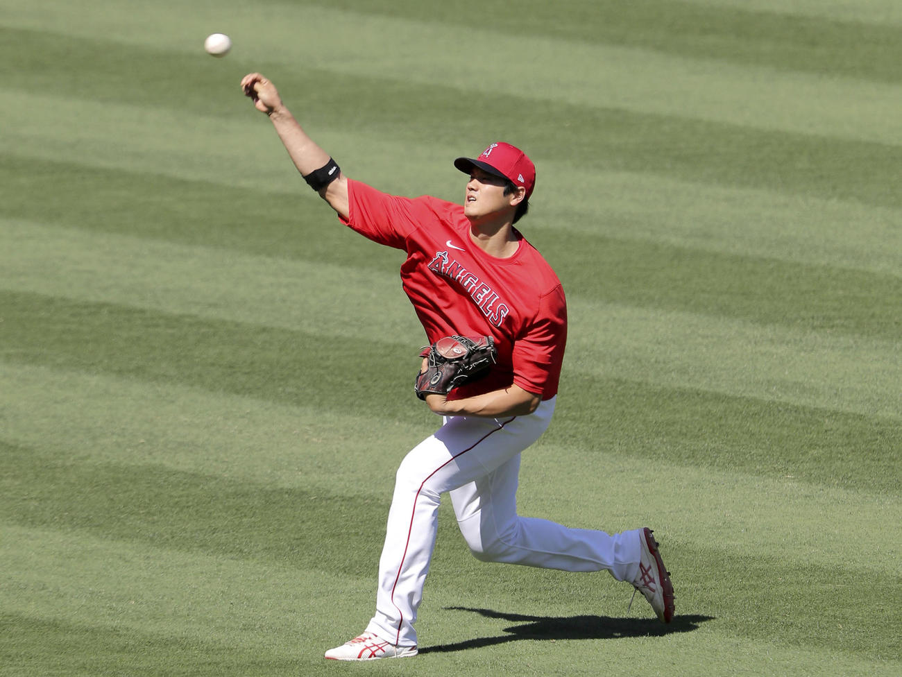 試合前、キャッチボールするエンゼルス大谷（共同）