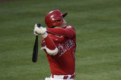 3回、今季10号を放つ大谷(AP)