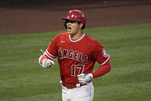 3回、今季10号を放ち生還する大谷(AP)