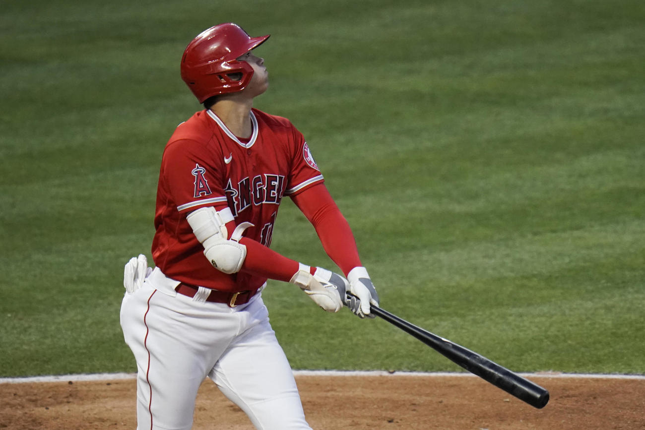 3回、今季10号を放つ大谷（AP）