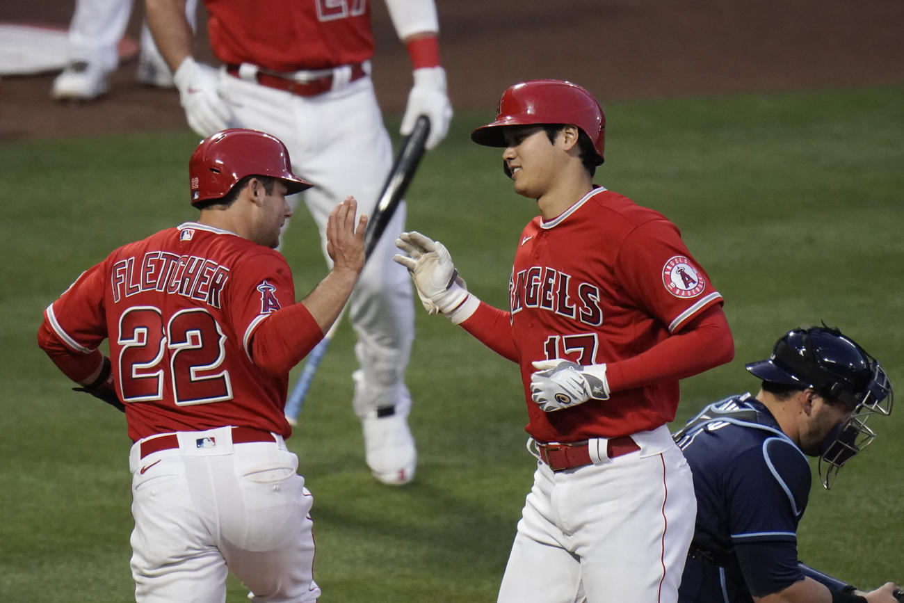 3回、今季10号を放ち生還する大谷（AP）