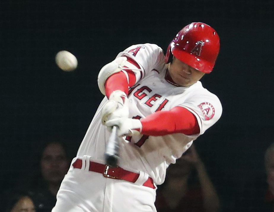 ドジャース戦の5回、左へ適時二塁打を放つエンゼルス大谷（共同）