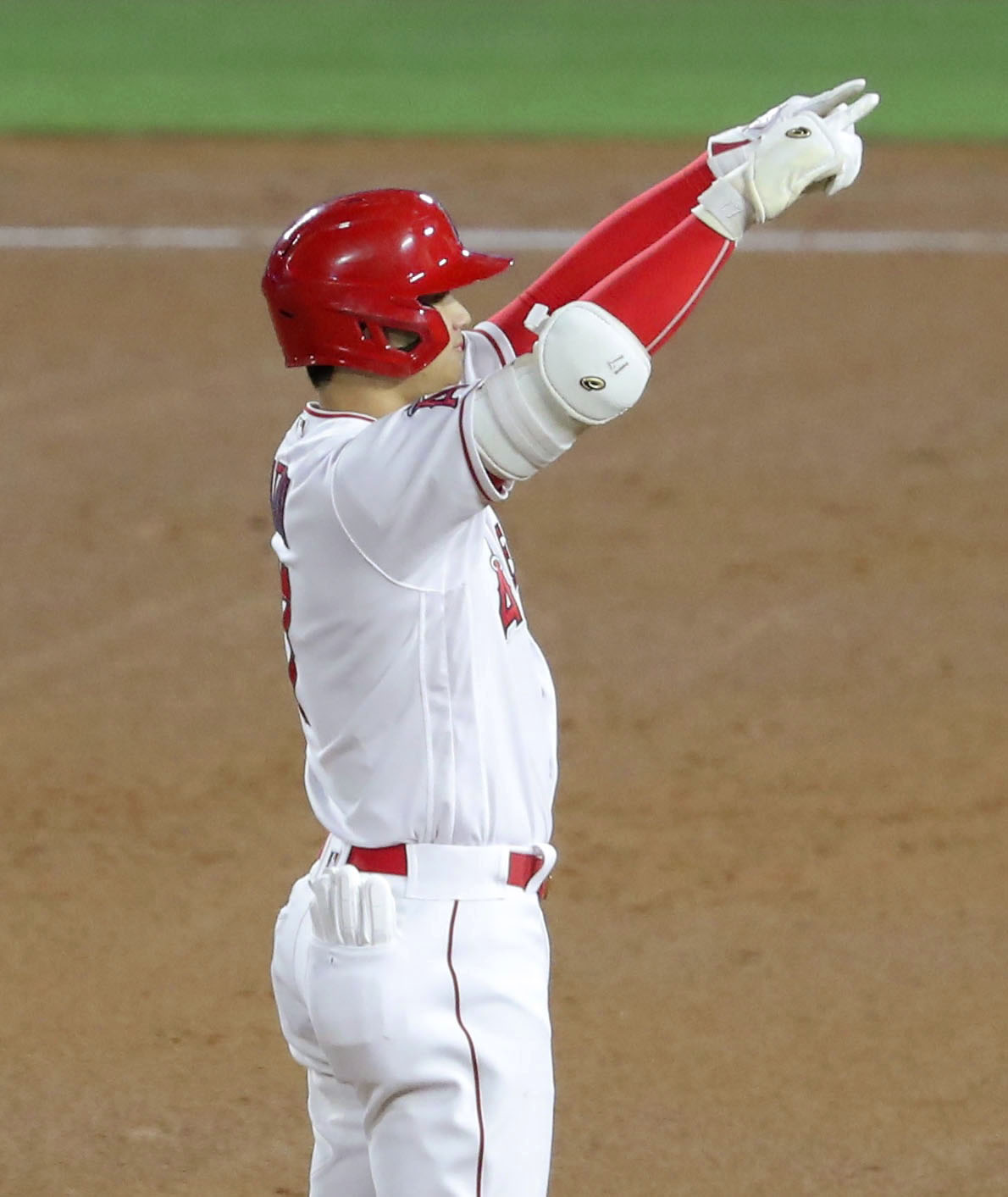 ドジャース戦の5回、適時二塁打を放ち塁上でポーズをとるエンゼルス大谷（共同）