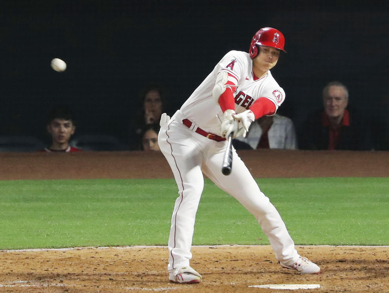 ドジャース戦の6回、右中間に適時二塁打を放つエンゼルス大谷（共同）