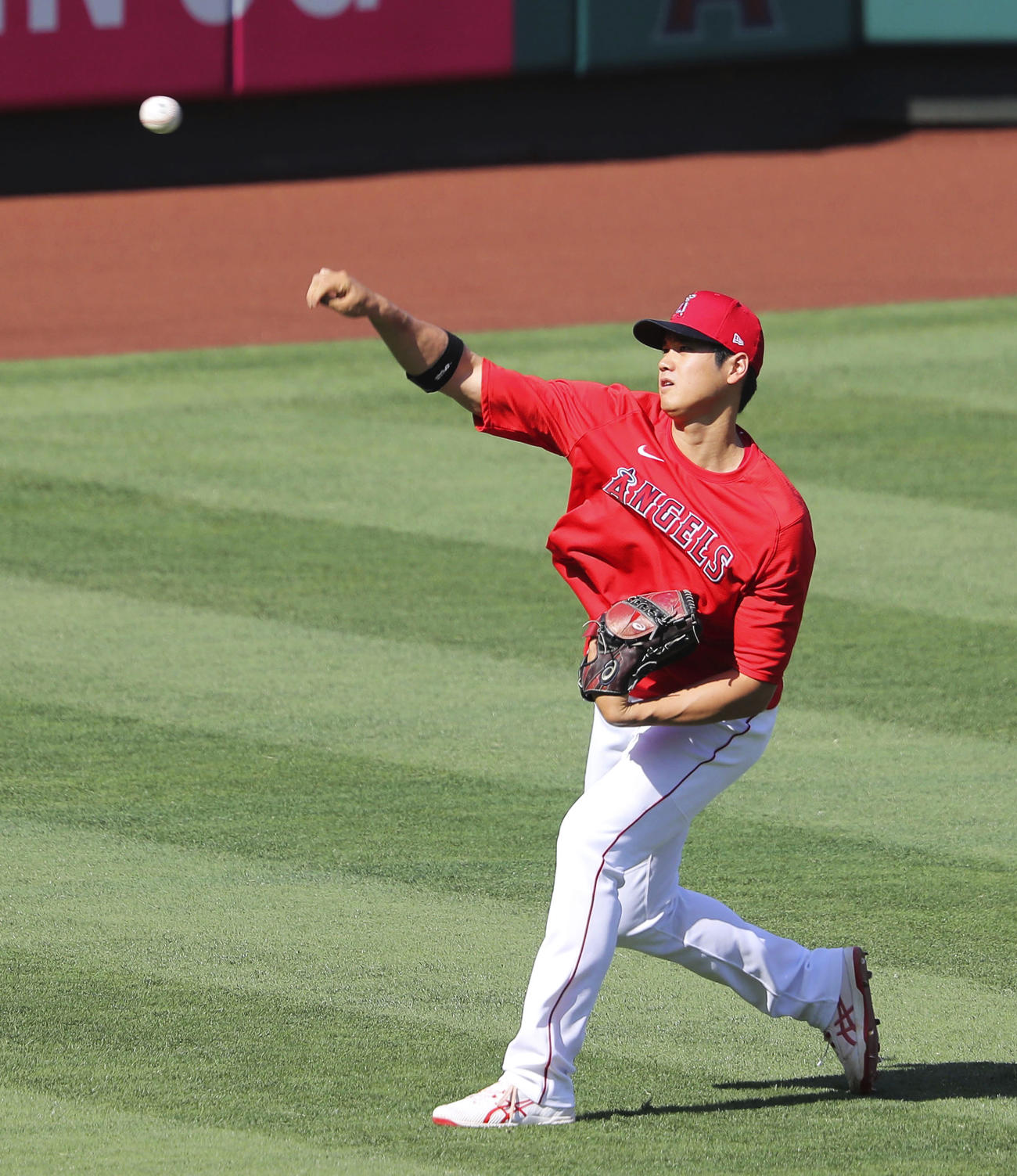 試合前にキャッチボールするエンゼルス大谷（共同）