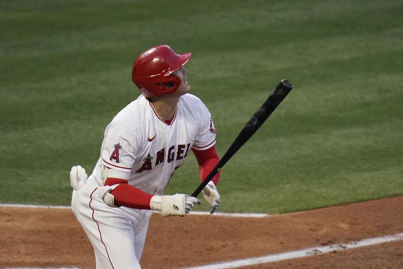 2回、中飛に倒れた大谷（AP）