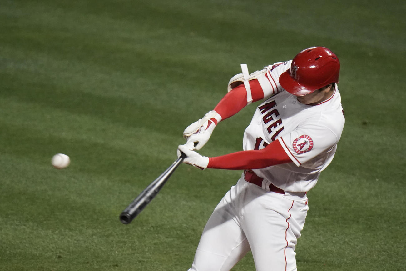 5回、左越え適時二塁打を放つ大谷（AP）