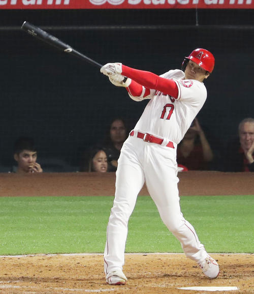 ドジャース戦の5回、左へ適時二塁打を放つエンゼルス大谷(共同)