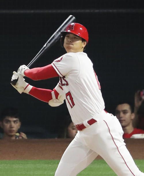 ドジャース戦の5回、左へ適時二塁打を放つエンゼルス大谷(共同)