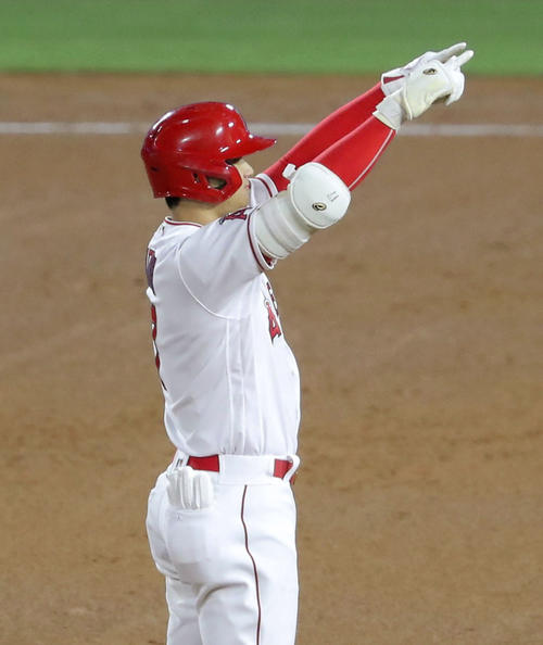 ドジャース戦の5回、適時二塁打を放ち塁上でポーズをとるエンゼルス大谷(共同)