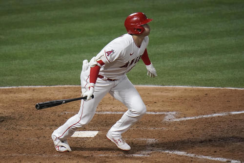 6回、適時二塁打を放つ大谷(AP)