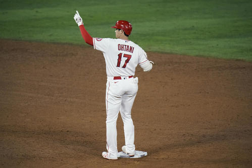 6回、適時二塁打を放った大谷(AP)