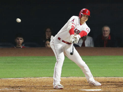 ドジャース戦の6回、右中間に適時二塁打を放つエンゼルス大谷(共同)