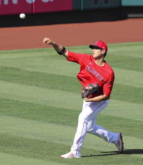 試合前にキャッチボールするエンゼルス大谷(共同)